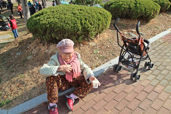 97세 나씨 할머니다. 남의 도움 없이 홀로 먼 길을 오셨다. 할머니는 수줍음을 많이 탄다. 
