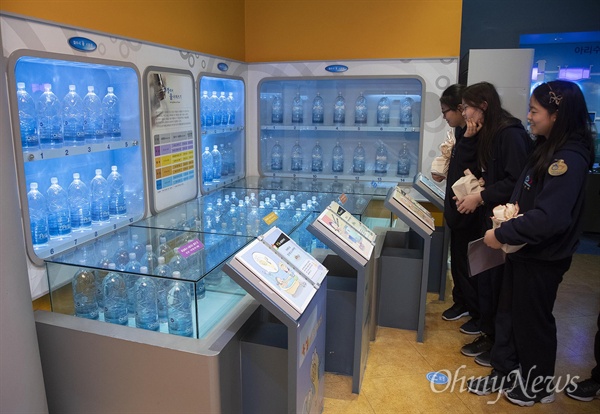 28일 오후 서울 성동구 수도박물관에 견학 온 한양초등학교 학생들이 수돗물 정수 과정에 대해 설명하는 전시물을 둘러보고 있다.