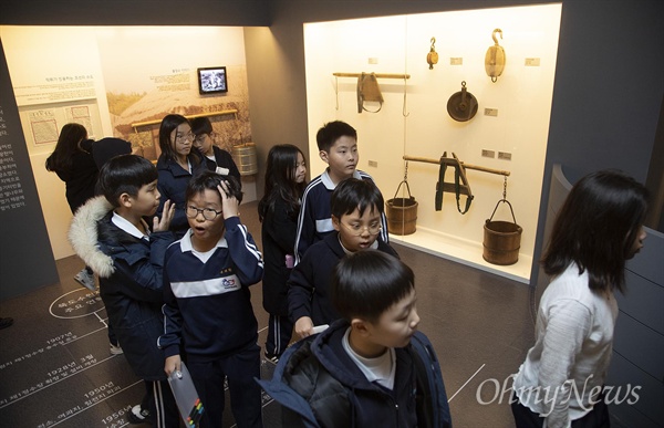 28일 오후 서울 성동구 수도박물관에 견학 온 한양초등학교 학생들이 전시된 물장수와 물동이를 살펴보고 있다. 