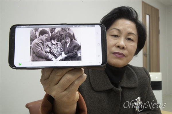 KAL858기 사건 유족 연제원씨가 27일 오후 서울 중랑구 한 카페에서 <오마이뉴스>와 만나 지난 1987년 11월 29일 발생한 KAL858기 폭파사건으로 안기부에 체포된 김현희의 사진을 보여주고 있다.