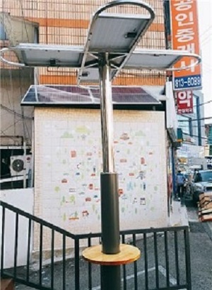 태양광 전기로 휴대전화를 충전할 수 있는 서울 성대골마을의 솔라트리. 누구나 무료로 사용할 수 있다.
