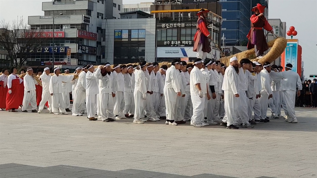 서부 고의 진격 적(?) 진을 향해 돌격하는 서부 고의 당당한 모습이다. 맨 앞에 농악단, 기수, 고 순서다. 고 위에 줄패장, 부줄패장 이고 밑에 고를 메는 사람이 맬꾼, 뒤에 소리꾼이다. 