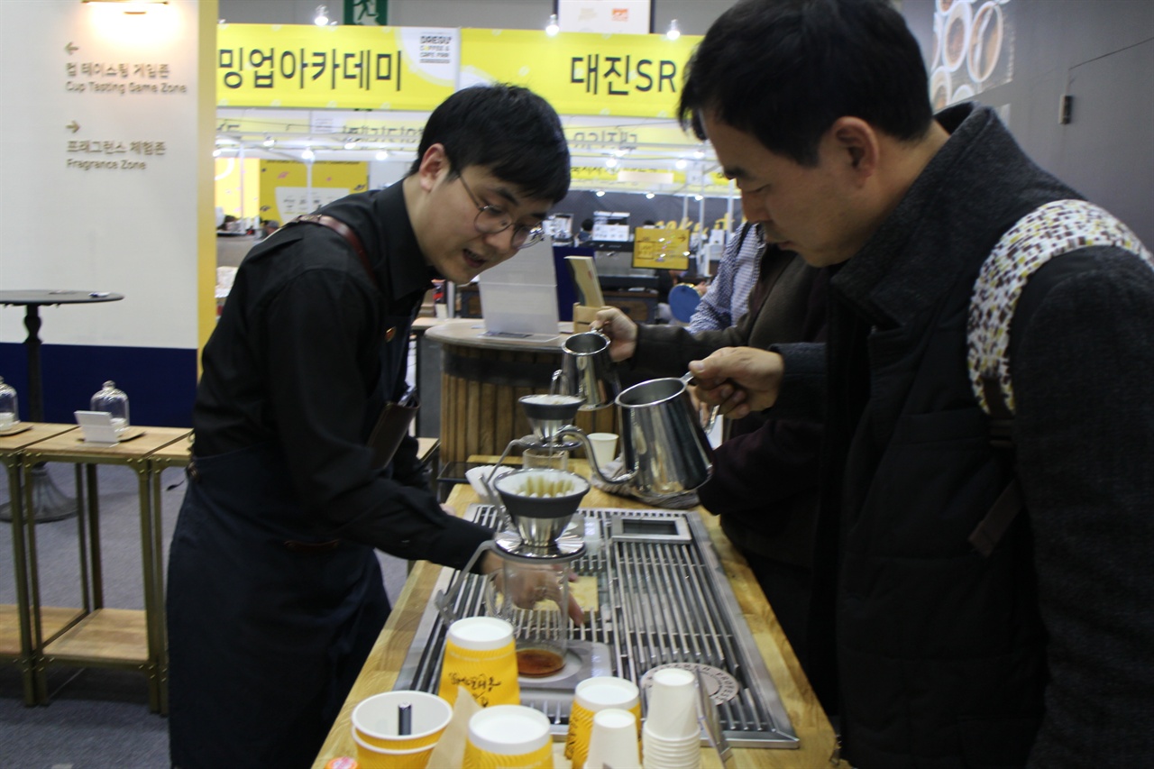 커피내리는 체험을 하고 있는 방문객의 모습