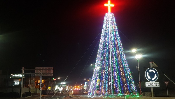청양군에서도 1일 청양고 앞 회전교차로에 예수님 탄생을 축하하는 높이 11m, 폭 5m 규모로 성탄트리가 세워져 12월 말까지 점등될 예정이다. 