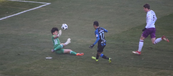  56분, 무고사의 놀라운 어시스트 패스를 받아 3-1 쐐기골을 터뜨리는 인천 유나이티드 FC의 날개공격수 문선민. 그는 이 골로 2018 K리그1 국내 선수 득점 1위에 올랐다.