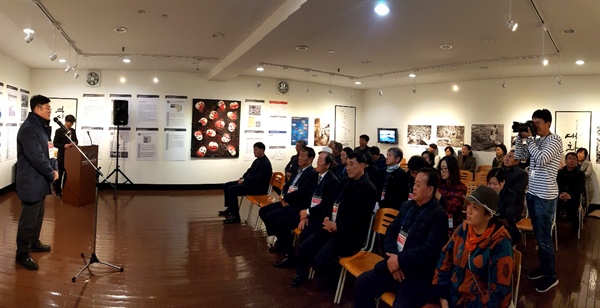 거제 유경미술관에서 열리고 있는 ‘한국전쟁 민간인 희생자 추모 전시회’.