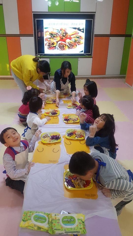 공동육아나눔터 1호점에서 요리수업하는 아이들 