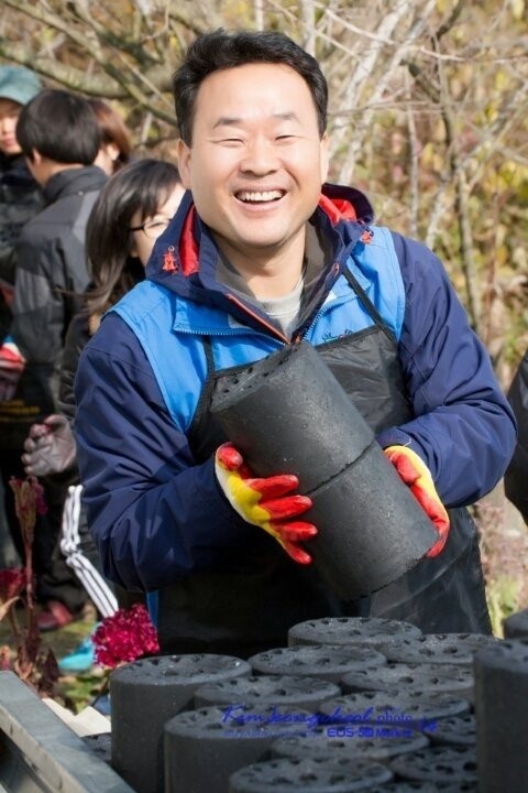 자원봉사 할 때 가장 행복해 보이는 김명환 회장. 이 환한 웃음은 야간근무를 막 끝내고, 집이 아닌 봉사현장으로 줄달음치는 남편을 이해(포기?)해 주는 아내가 있기에 가능하다. 
