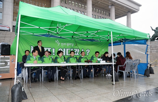 천막 친 민주평화당 민주평화당 정동영 대표를 비롯한 지도부가 3일 오전 서울 여의도 국회 본청 계단 앞에 천막당사를 설치한 뒤 최고위원회의를 하고 있는 모습