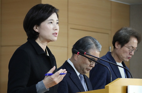  유은혜 사회부총리 겸 교육부 장관이 정부서울청사에서 사립유치원 집단 폐원에 대한 범정부 대응방침 정부 합동 브리핑을 하고 있다. 왼쪽부터 유 부총리, 이재정 경기도교육감, 조희연 서울시교육감. 2018.11.30