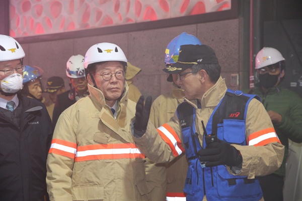 지난 11월 30일 수원 골든플라자에서 발생한 화재와 관련 이재명 경기도지사가 현장에서 이재열 소방재난본부장으로부터 상황보고를 받고 있다.