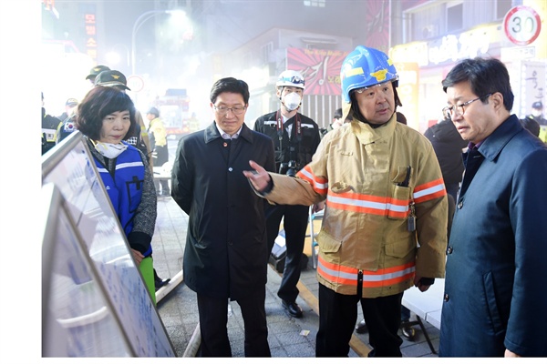 지난 11월 30일 경기 수원 골든플라자에서 화재가 발생한 가운데 염태영 수원시장이 현장을 방문, 현황을 보고 받고 있다. 