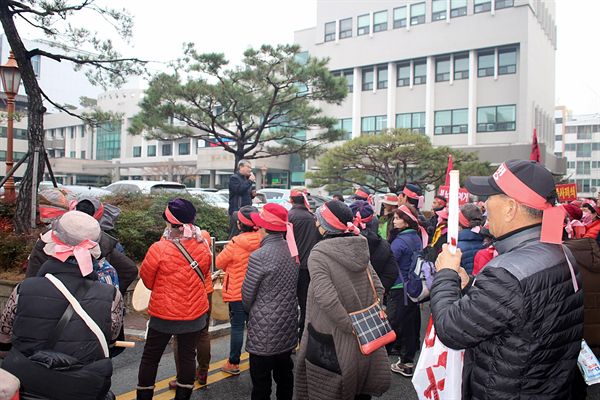 경주시 서동철 농림축산해양국장이 시청을 대표해서 주민들과 대화하는 모습