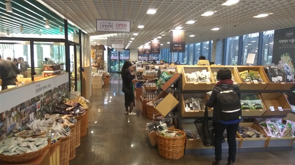 서울 종로구 안국동 상생상회의 매장 내 모습. 차와 건강식품, 음료 등 1000여 종에 달하는 농특산물을 판매하고 있다.
