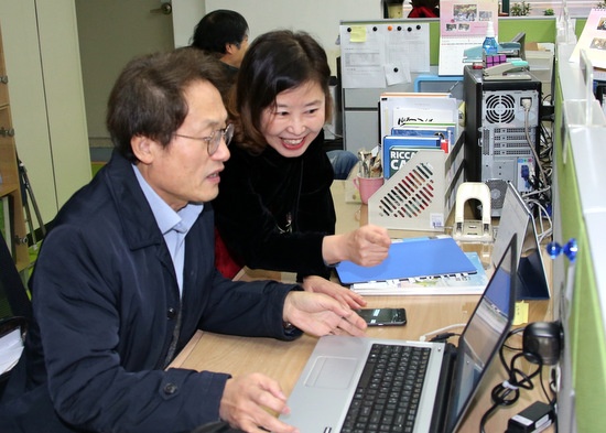  김은형 혁신부장에게 학교 업무를 배우고 있는 '교사 조희연'. 