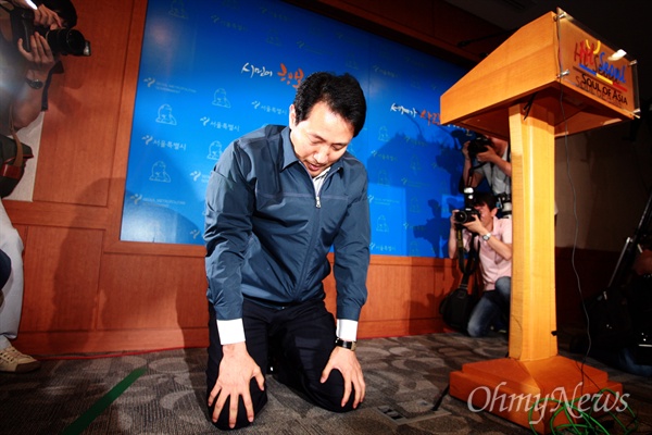 오세훈 서울시장이 2011년 8월 21일 오전 서울시청 기자실에서 긴급회견을 열어, 3일 후인 24일 실시되는 무상급식 주민투표에 시장직을 걸겠다고 밝힌 뒤 무릎을 꿇고 있다. 