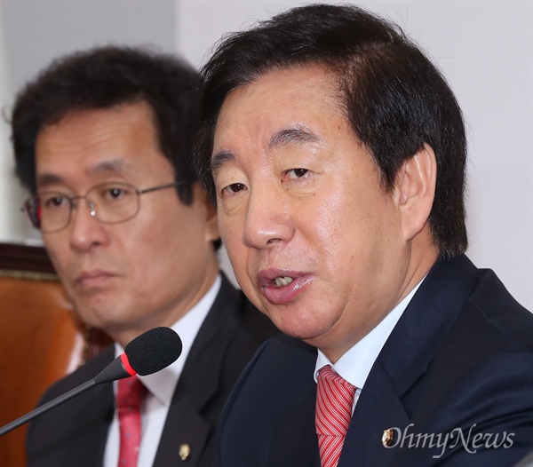 자유한국당 김성태 원내대표가 지난 4일 오전 국회에서 열린 원내대책회의에서 모두발언을 하고 있다.