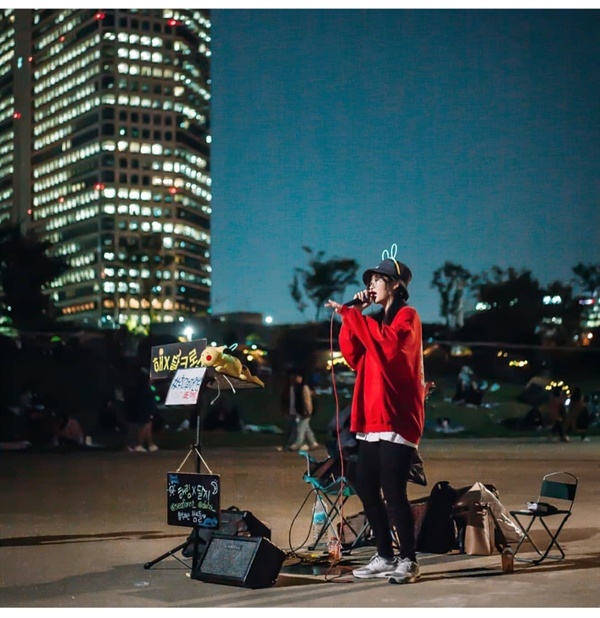  버스킹 공연 중인 초등 교사 유튜버 '달지'의 모습.