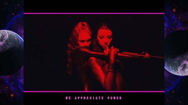  그라임스의 신곡 ‘We appreciate power’ 뮤직비디오의 한 장면