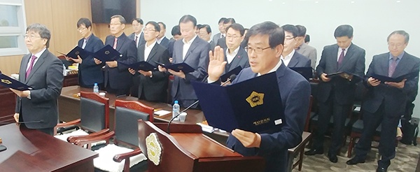  “양심에 따라 숨김과 보탬이 없이 사실 그대로 말하고 만일 거짓이 있으면 위증의 벌을 받기로 맹세하고 이에 선서합니다” 예산군 집행부를 대표해 한민수 행정복지국장, 인영환 산업건설국장 등 부서장 27명이 행정사무감사 첫날 선서하고 있다.