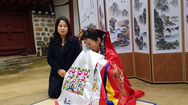 4일 오후 서산시 해미향교에서는 한 부부는 의미 있는 25주년을 보내기 위해, 특별하고 기억에 남는 전통혼례를 올렸다. 이를테면 리마인드 웨딩인셈이다.