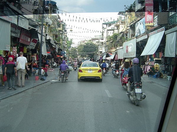 오토바이와 사람들로  북적이는 하노이 36거리 모습