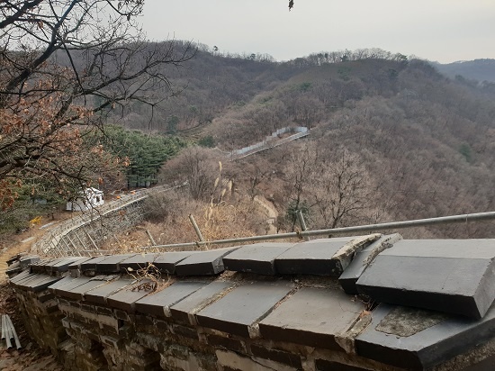 겨울 초입의 남한산성 성벽길.