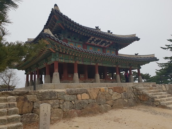 남한산성 서쪽 청량산 정상에 있는 수어장대.