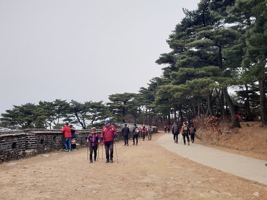 수어장대에서 서문으로 이어주는 남한산성 위 옛길. 
