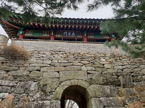 남한산성 서문은 인조가 청 태종에게 항복하려고 나간 문이다. 