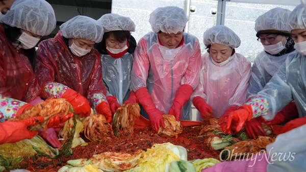  자유한국당 대구시당은 5일 당사 앞 마당에서 사랑의 김장담그기 행사를 갖고 저소득층 360세대에 김장과 떡국떡 등을 전달했다.