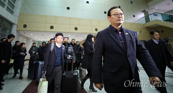  남북철도 공동조사에 나섰던 남측조사단 박상돈, 임종일 공동단장 등 일행이 경의선 구간 조사를 마치고 5일 오후 경기 파주시 남북출입사무소를 통해 입경하고 있다.