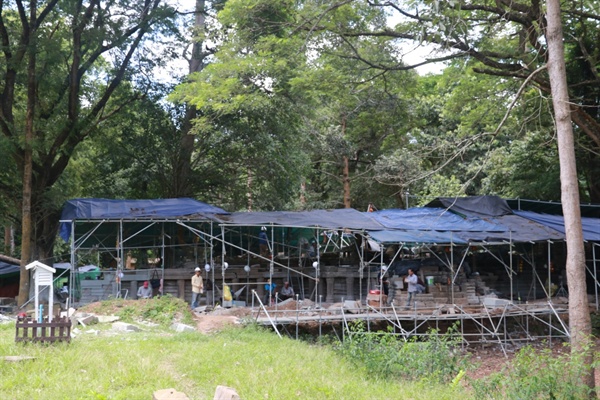 지난 10월 초 1차 복원정비사업 마무리 공사가 한창 진행중이던 쁘레아 피투 사원의 모습.