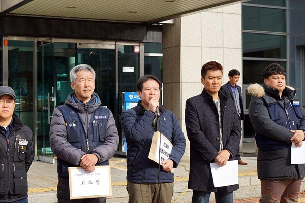박인기 지부장이 천안고용노동지청 앞에서 기자회견에서 발언하고 있는 모습