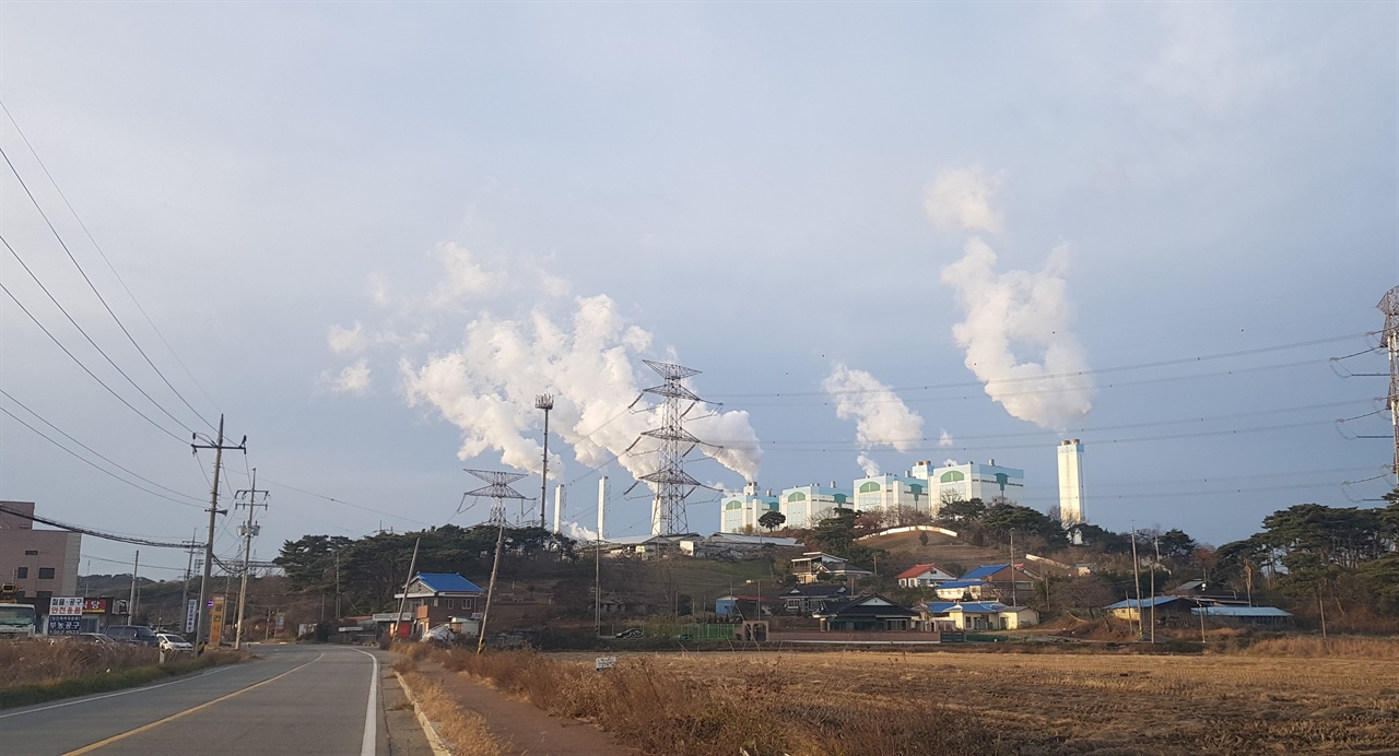 교로리에서 본 당진화력발전소의 모습