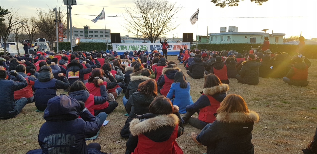 세종 충남 지역노조의 당진화력 앞 집회 세종충남 지역노조가 당진화력 환경미화 노동자들의 직접고용을 요구하며 집회를 개최했다.