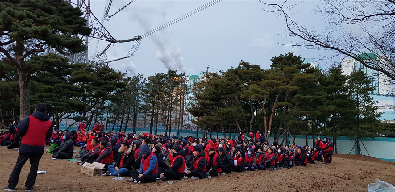 당진화력 환경미화 노동자 직접 고용 요구 집회 충남 당진시 석문면 교로리 당진화력발전소 앞