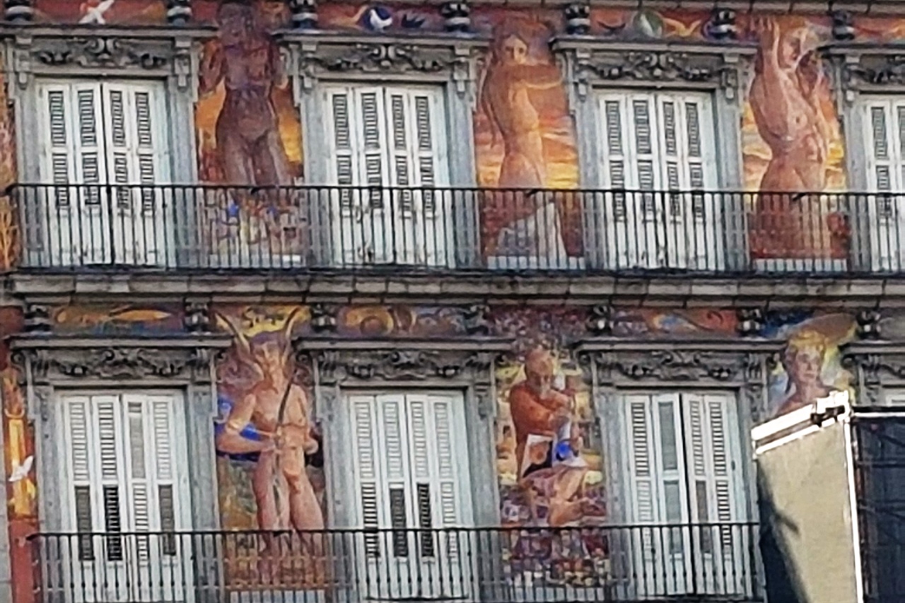 마요르 광장에서 빵의 집이라는 '카사 데 라 파나데리아' 벽면의 프레스코화가 관광객들의 시선을 붙잡습니다.