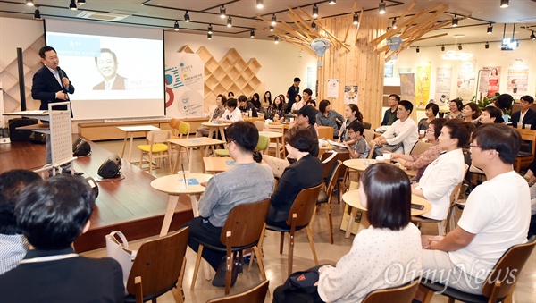 책과 문화가 있는 복합문화공간인 '협동조합 마중물 문화광장 샘'(남동구) 행사에 박남춘 인천시장이 참석했다. 