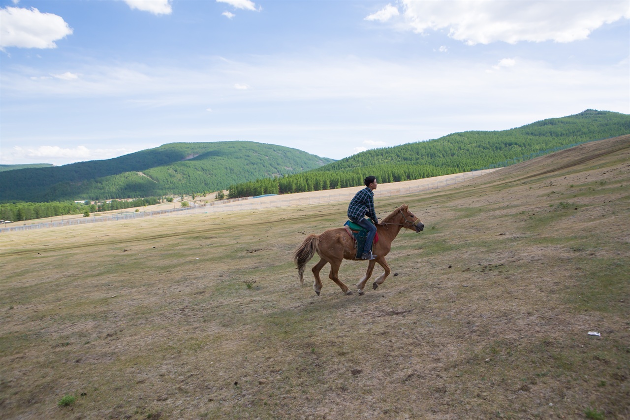 몽골 여행에선 말에 올라 초원을 달리는 즐거움도 누릴 수 있다.