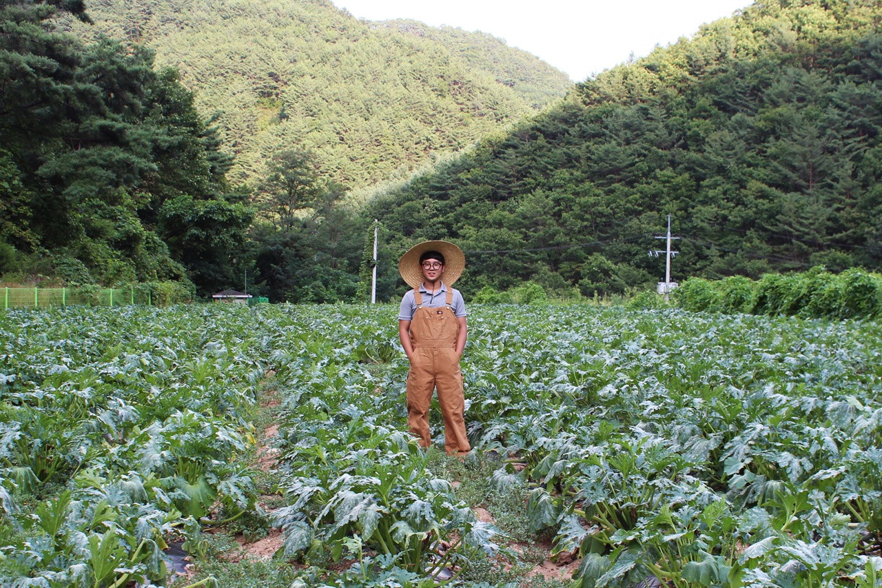 농부 오창언 씨가 밭에서 포즈를 취하고 있다. 
