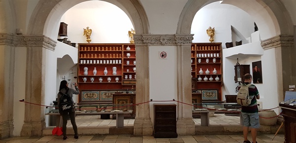 박물관 입구에는 중세 약국의 모습이 그대로 재현되어 있다.