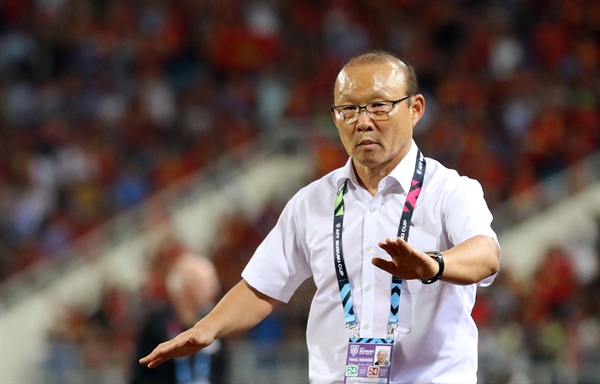  베트남은 6일 베트남 하노이 미딘 국립 경기장에서 열린 2018 스즈키컵 준결승 2차전 홈 경기에서 필리핀을 2-1로 꺾었다. 사진은 경기를 지켜보고 있는 박항서 감독.