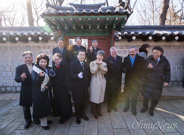  박원순 서울시장, 정재숙 문화재청장, 사이먼 스미스 주한영국대사, 헤리 헤리슨 미국대사 등이 7일 오전 서울 중구 새롭게 개방한 덕수궁 돌담길을 둘러보고 기념촬영을 하고 있다.