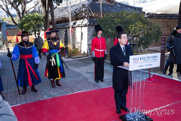  박원순 서울시장이 7일 오전 서울 중구 대한성공회 뒷마당에서 새롭게 개방한 덕수궁 돌담길을 연결 기념식에서 발언을 하고 있다. 