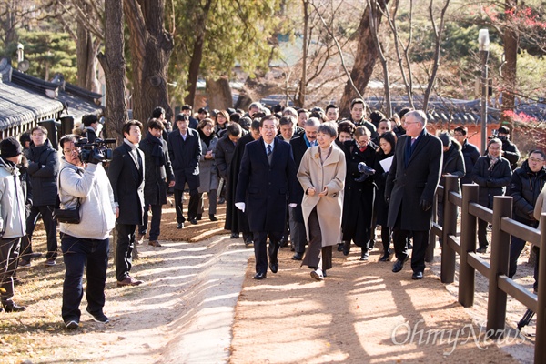  박원순 서울시장, 정재숙 문화재청장, 사이먼 스미스 주한영국대사 등이 7일 오전 서울 중구 새롭게 개방한 덕수궁 돌담길을 둘러보고 있다.