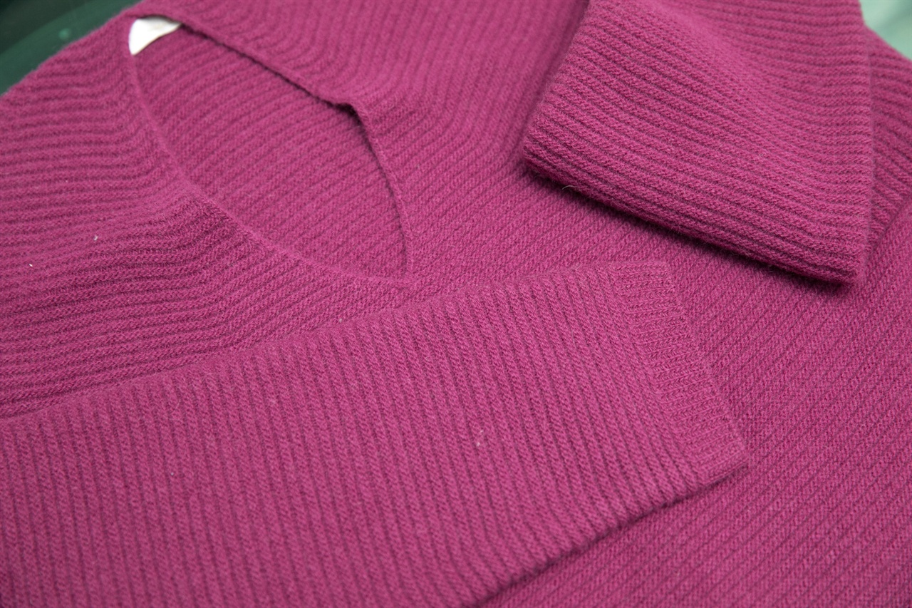 첨단 기술인 홀가먼트 기법으로 만들어진 무봉제 브이넥 스웨터. 무봉제 스웨터는 봉제선이 없어 일반 스웨터보다 편하고 입었을때 핏이 자연스러운 특징이 있다.

