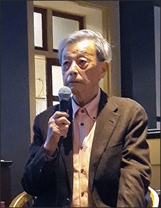 11월 17일, 오사카에서 열린 출판기념회 때 작가인 아베 다케시 씨가 인사말을 하고 있다.