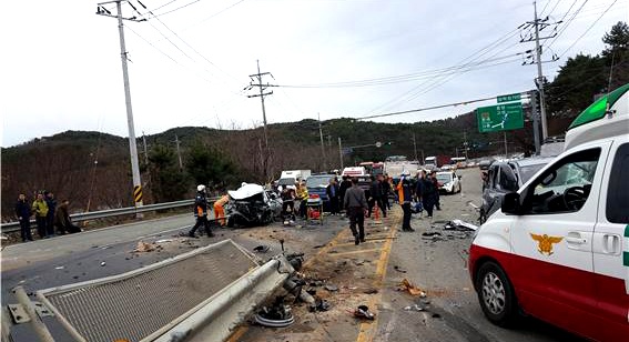 12월 7일 오전 11시 25분경 경남 고성군 마암면 남해안대로 삼락삼거리 앞 14번국도에서 차량 추돌사고가 났다.