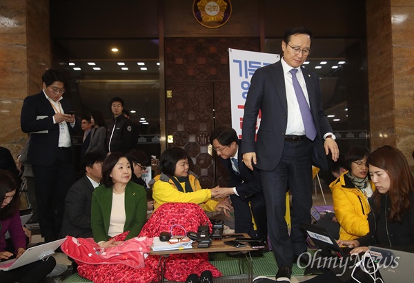 홍영표 더불어민주당 원내대표가 7일 오후 서울 여의도 국회 로텐더홀에서 단식농성 중인 이정미 정의당 대표를 만나 단식을 풀어달라고 요청이 거절되자 씁쓸한 표정을 지으며 자리를 나서고 있다.